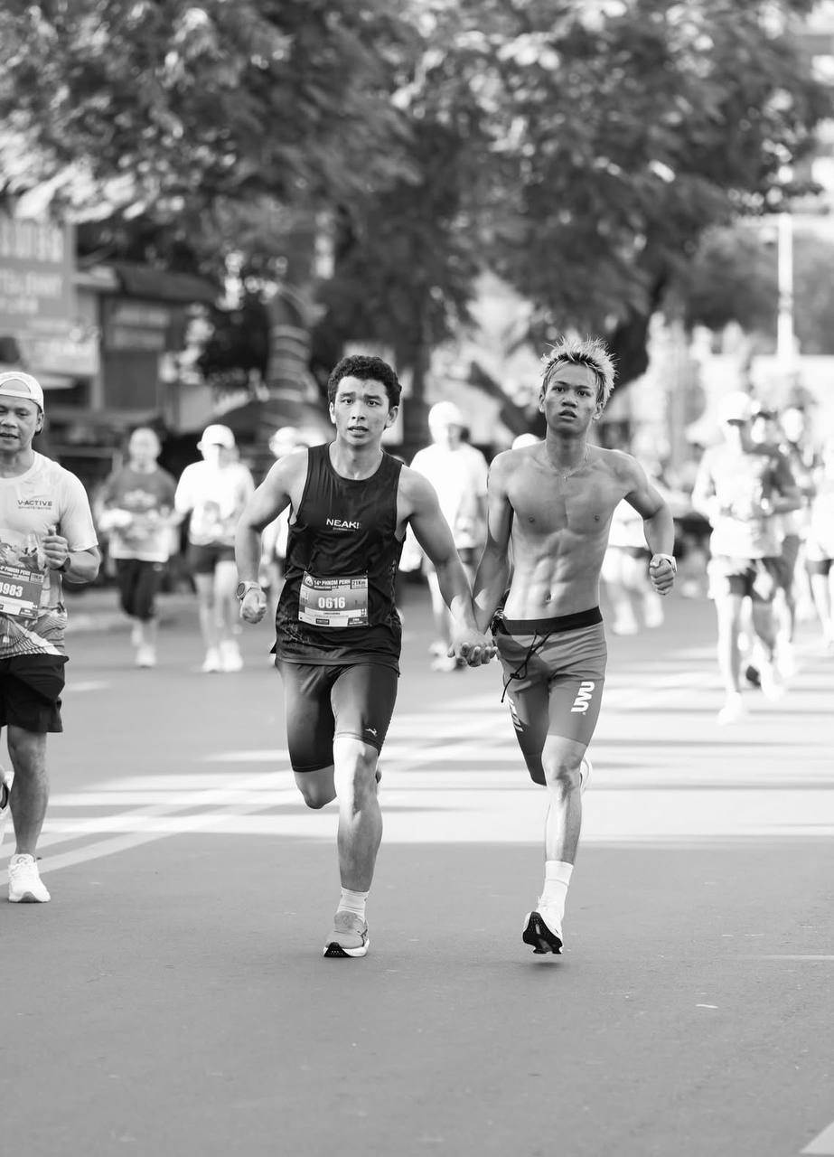Christopher Chea running side by side with a fellow runner